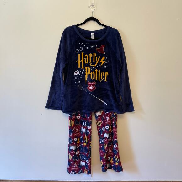 (2) Harry Potter L pajama set fluffy burgundy blue Gryffindor magic 9 3/4 train - Picture 1 of 12